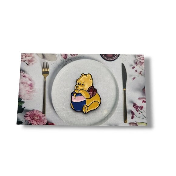 Disney Winnie-the-Pooh eating Honey Brooch/Pin - Picture 3 of 7